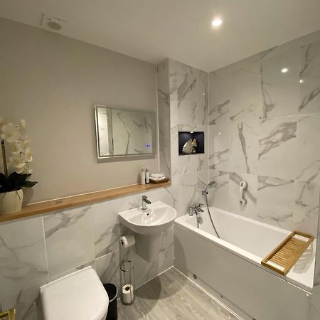 Liming Lodge - Lakeside Home In The Cotswolds South Cerney Ngoại thất bức ảnh