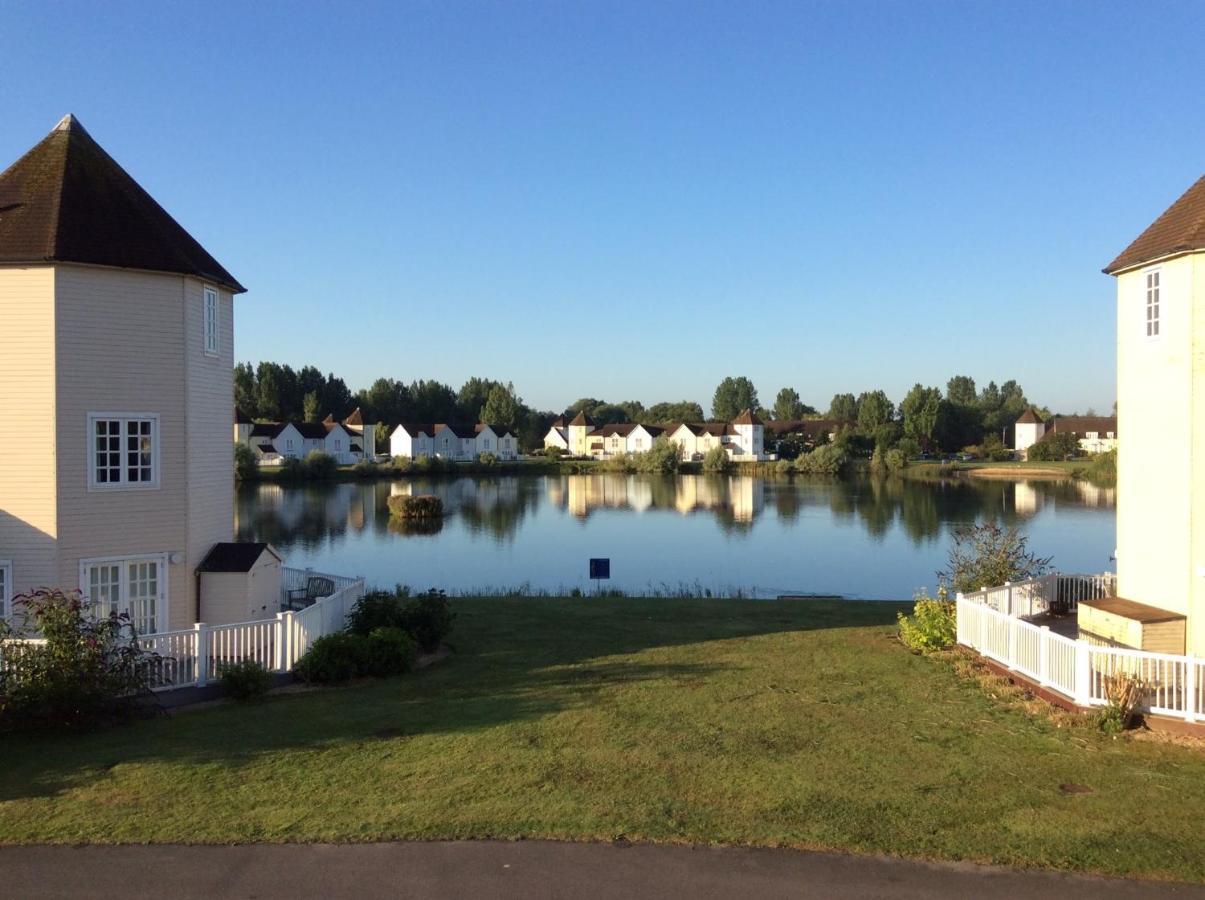 Liming Lodge - Lakeside Home In The Cotswolds South Cerney Ngoại thất bức ảnh