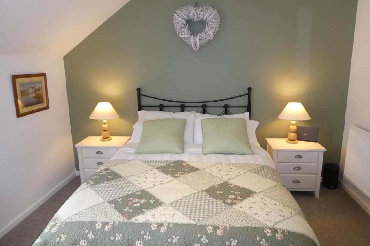 Liming Lodge - Lakeside Home In The Cotswolds South Cerney Ngoại thất bức ảnh