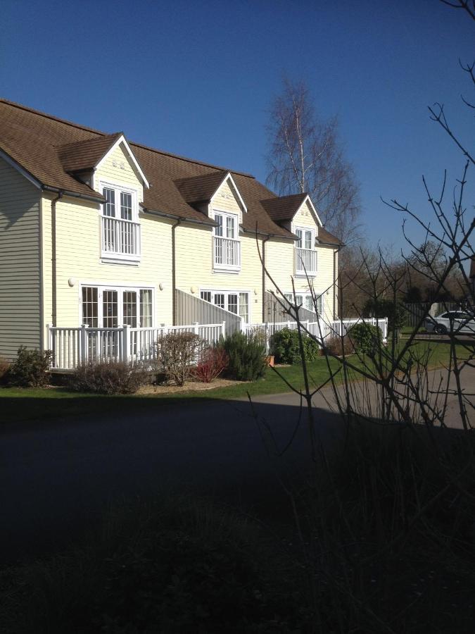 Liming Lodge - Lakeside Home In The Cotswolds South Cerney Ngoại thất bức ảnh