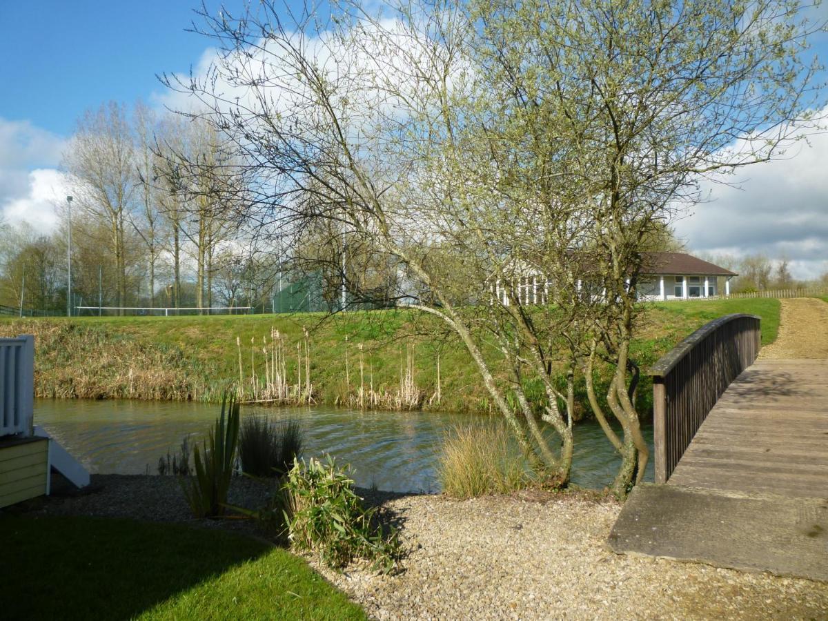 Liming Lodge - Lakeside Home In The Cotswolds South Cerney Ngoại thất bức ảnh