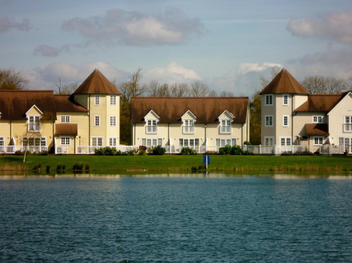 Liming Lodge - Lakeside Home In The Cotswolds South Cerney Ngoại thất bức ảnh