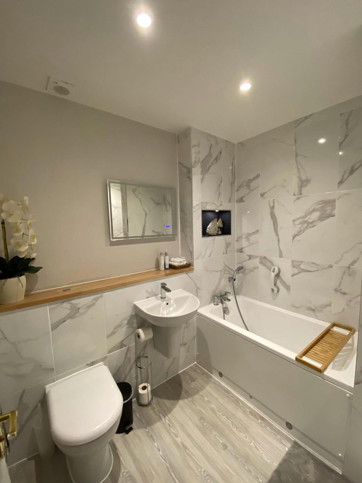 Liming Lodge - Lakeside Home In The Cotswolds South Cerney Ngoại thất bức ảnh