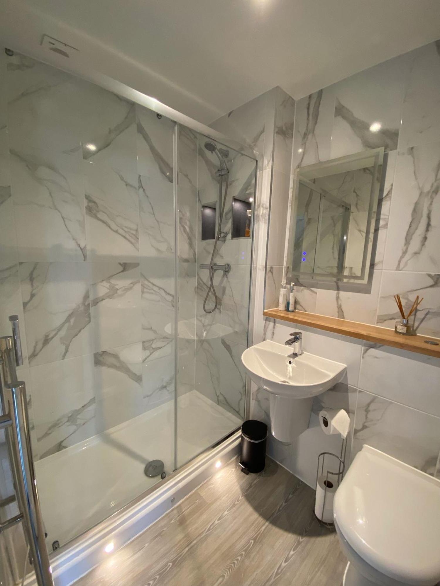 Liming Lodge - Lakeside Home In The Cotswolds South Cerney Ngoại thất bức ảnh